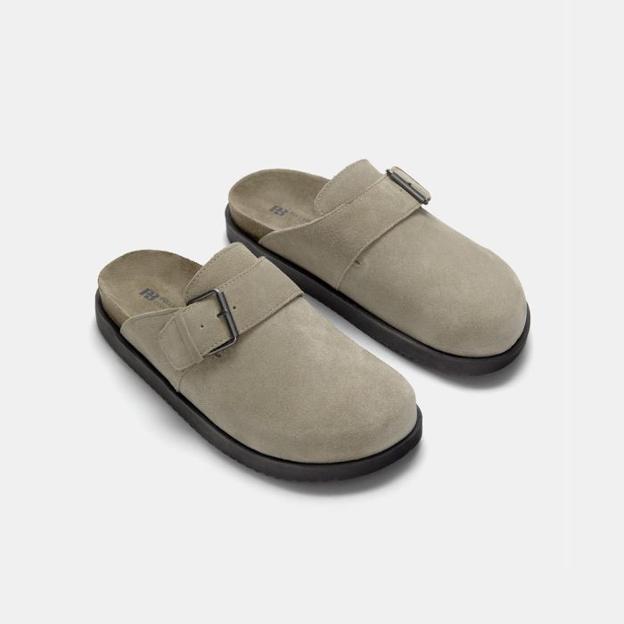 Leather clogs with buckle